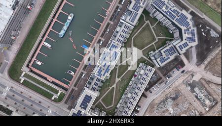 Luftaufnahmen von Zutphen Baustelle. Draufsicht auf modernes Wohngebäude und Solarpaneele und Hafen. Stockfoto