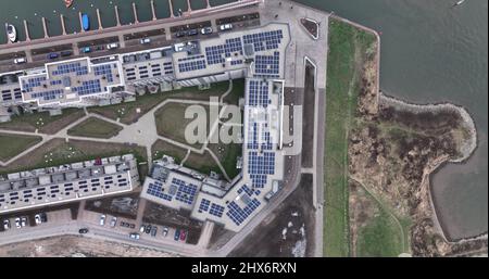 Luftaufnahmen von Zutphen Baustelle. Draufsicht auf modernes Wohngebäude und Solarpaneele und kleinen Hafen. Stockfoto