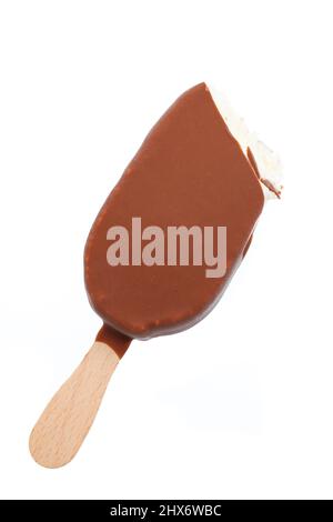 Eislolly mit Schokoladenüberzug beißen Stockfoto
