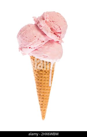 Eis: Eiskegel mit drei Kugeln Erdbeereis isoliert auf weißem Hintergrund Stockfoto