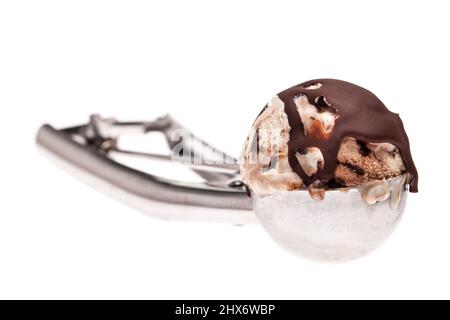 Eislöffel mit einer Kugel Eis und Schokoladensauce Stockfoto