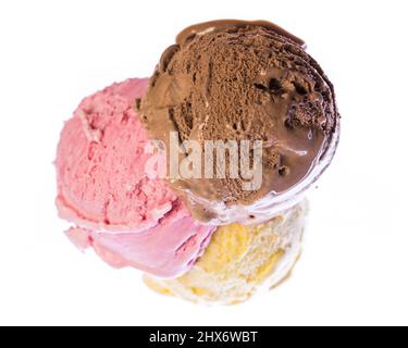 Blick auf einen Eiskegel mit essbarer Schokolade, Erdbeer- und Vanilleeis isoliert auf weißem Hintergrund Stockfoto