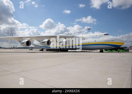 ISTANBUL, TÜRKEI - 05. OKTOBER 2021: Antonov Airlines Antonov an-225 Mriya auf dem Internationalen Flughafen Istanbul. Stockfoto