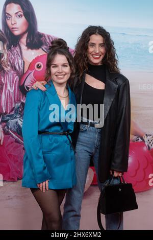 München, Deutschland. 09. März 2022. Darya Birnstiel und Nadine Merz auf dem Roten Teppich. Am 9. März 2022 fand die Premiere des Films 'JGA Jasmin Gina Anna' im Mathaeser in München statt. (Foto: Alexander Pohl/Sipa USA) Quelle: SIPA USA/Alamy Live News Stockfoto