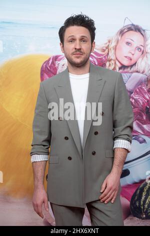 München, Deutschland. 09. März 2022. Dimitrij Schaad auf dem Roten Teppich. Am 9. März 2022 fand die Premiere des Films 'JGA Jasmin Gina Anna' im Mathaeser in München statt. (Foto: Alexander Pohl/Sipa USA) Quelle: SIPA USA/Alamy Live News Stockfoto