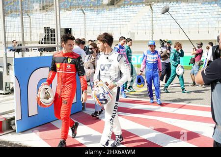 Sakhir, Bahrain. 10. März 2022. 10. März 2022, Bahrain International Circuit, Sakhir, Formel-1-Test in Bahrain 2022, im Bild Charles Leclerc (MCO), Scuderia Ferrari, Pierre Gasly (FRA), Scuderia AlphaTauri Credit: dpa/Alamy Live News Stockfoto