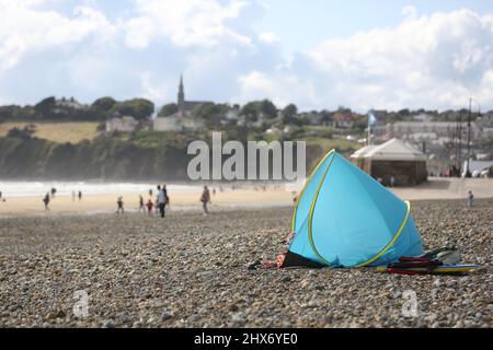 Blick auf den Strand von Tramore mit der Stadt im Hintergrund Stockfoto