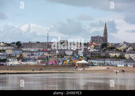 Blick auf den Strand von Tramore mit der Stadt im Hintergrund Stockfoto