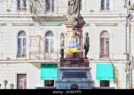 Nicht exklusiv: ODESA, UKRAINE - 09. MÄRZ 2022 - das Denkmal für die Gründer von Odesa ist mit der ukrainischen Flagge, Odesa, Südukraine, geschmückt Stockfoto