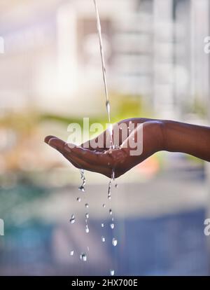 Nichts erfrischt sich wie Wasser. Kurzer Schuss eines Mannes, der sich im Freien mit erfrischendem Wasser die Hände wäscht. Stockfoto