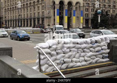 Nicht exklusiv: KIEW, UKRAINE - 09. MÄRZ 2022 - der Eingang zu einer Unterführung ist mit Sandsäcken gesäumt, Kiew, Hauptstadt der Ukraine Stockfoto