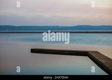 Abendhimmel am Meer mit einem Steg in einen See, West Kirby Stockfoto