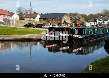 Drei Kanalschrompen, die am Trevor Basin, Llangollen, Nordwales, sitzen Stockfoto