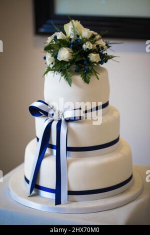 Einfache weiße und marineblaue Hochzeitstorte mit 3 Stufen Stockfoto