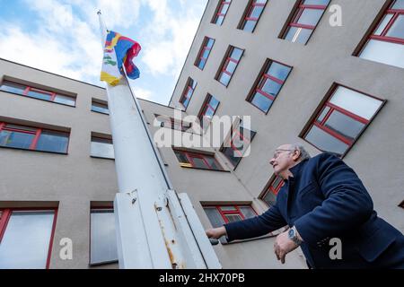 Hradec Kralove, Tschechische Republik. 10. März 2022. Das Rathaus von Hradec Kralove hat am 10. März 2022 in Hradec Kralove, Tschechische Republik, die tibetische Flagge gehisst. Innerhalb der Flagge für den Tibet-Tag. Auf dem Foto ist der stellvertretende Bürgermeister Jiri Blaha zu sehen. Quelle: David Tanecek/CTK Photo/Alamy Live News Stockfoto