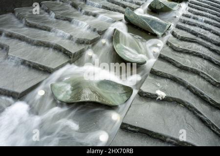 Bewegung des Wassers hinunter einen Brunnen Stockfoto