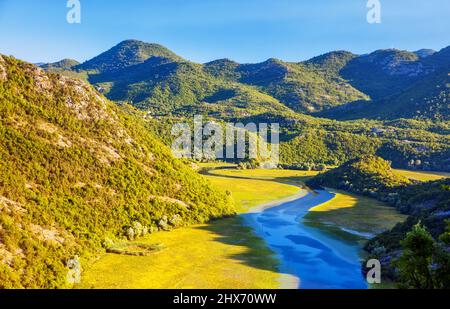 Gewundener Fluss, der durch Berge fließt. Naturpark. Dramatische Szene. Rijeka Crnojevica. Das Hotel liegt in der Nähe des Skadar-Sees, Montenegro, Europa. Beauty-Welt. Stockfoto