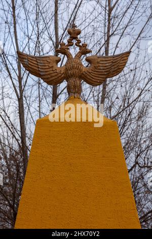 Doppelköpfiger Adler auf dem Sockel. Stockfoto