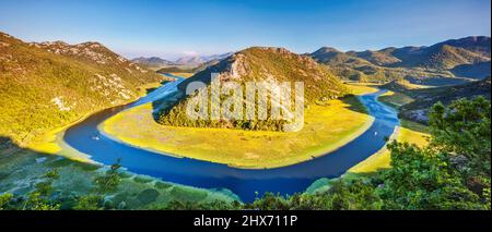 Gewundener Fluss, der durch Berge fließt. Naturpark. Dramatische Szene. Rijeka Crnojevica. Das Hotel liegt in der Nähe des Skadar-Sees, Montenegro, Europa. Beauty-Welt. Stockfoto