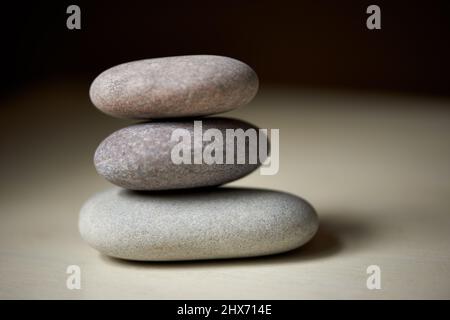 Zen-Balance. Drei Steine übereinander bei natürlichem Licht ausbalanciert. Stockfoto