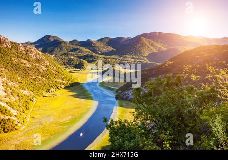 Gewundener Fluss, der durch Berge fließt. Naturpark. Dramatische Szene. Rijeka Crnojevica. Das Hotel liegt in der Nähe des Skadar-Sees, Montenegro, Europa. Beauty-Welt. Stockfoto