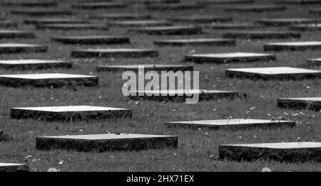 Yper, Belgien - 7. August 2021. Detail der Kriegsdenkmäler auf dem Friedhof Langemark. Langemark ist der berühmteste deutsche erste Weltkrieg Friedhof in Belgien. Stockfoto