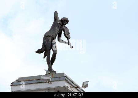 CHARKOW, UKRAINE - 21. APRIL 2011: Es ist ein Denkmal für den Geiger, das auf dem Dach des Hauses im Zentrum der Stadt montiert ist. Stockfoto