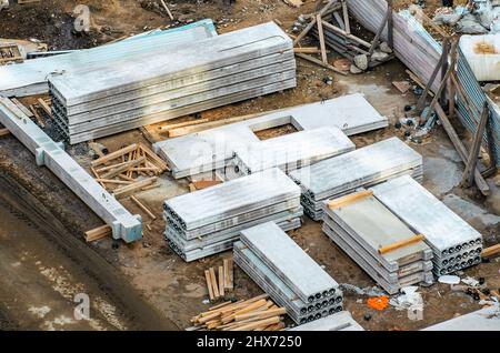 Betonplatten liegen von oben auf der Baustelle eines Gebäudes Stockfoto