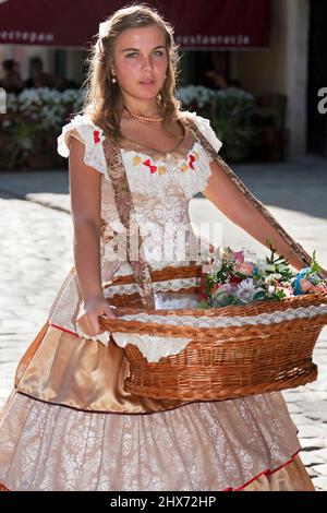 Blumenverkäufer in traditioneller Kleidung, L'viv, Ukraine Stockfoto