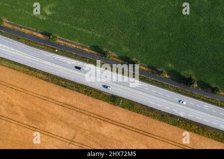 Luftaufnahme von Fahrzeugen auf der Straße Stockfoto