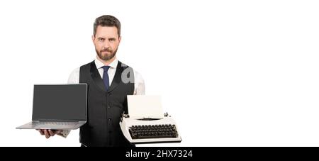 Mann zeigt Laptop und Schreibmaschine isoliert auf weißem Hintergrund, Kopierraum, Technologie Stockfoto