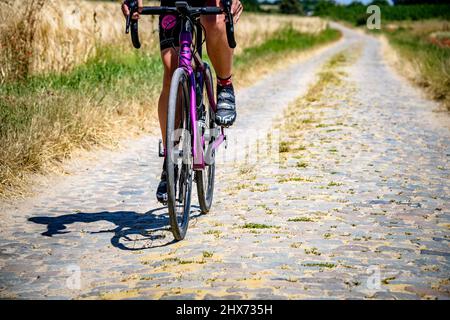 Radfahren auf Flandern-Kopfsteinpflasterstraßen Stockfoto