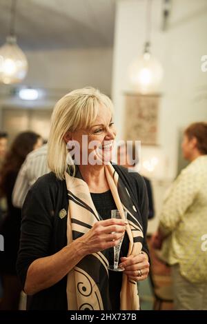 Frau mit Sektglas während des Treffens im Café Stockfoto