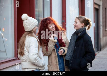 Junge Freundinnen, die im Freien reden Stockfoto