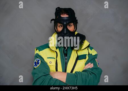 Porträt des Krankenwagenpersonals mit Gesichtsmaske Stockfoto