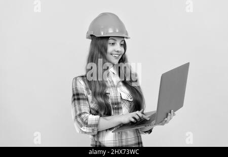 Bereit zur Arbeit. Kindheit Online-Bildung. Glücklicher Arbeitstag. Zukünftige Karriere. Stockfoto