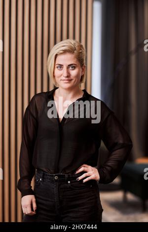 Junge Frau, Blick in die Kamera Stockfoto