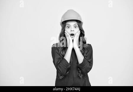 Future Engineer. Reparaturen. Überrascht Teenager-Mädchen in schützenden Hut. Stockfoto