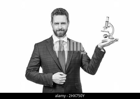 Schöner Geschäftsmann Mann in Anzug präsentiert moderne Mikroskop isoliert auf weiß, Research Investor. Stockfoto