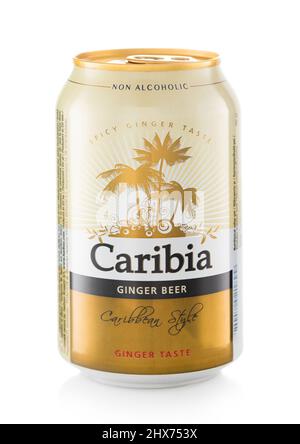 LONDON, Großbritannien - FEBRUAR 06,2022: CARIBIA Ginger Beer karibischer Stil auf Weiß. Stockfoto