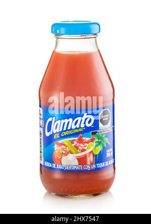 LONDON, UK - MÄRZ 05,2022: Clamato Original Tomatensaft Cocktail Mischung in Glasflasche auf weiß. Stockfoto