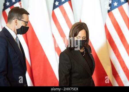 Warschau, Warschau, Polen. 10. März 2022. Der polnische Premierminister MATEUSZ MORAWIECKI (L) begrüßt am 10. März 2022 in Warschau, Polen, die US-Vizepräsidentin KAMALA HARRIS (R). Während des Treffens erörterten der polnische Premierminister Mateusz Morawiecki und US-Vizepräsident Kamala Harris die weitere Koordinierung der Reaktion der internationalen Gemeinschaft auf die militärische Aggression Russlands gegenüber der Ukraine, insbesondere die Stärkung umfassender Hilfe für die Ukraine. Weitere Schritte, um Russland von der Finanzierung des Krieges zu trennen, einschließlich der Verhängung von Sanktionen für den Energiesektor und der Stärkung des Ostens der NATO Stockfoto