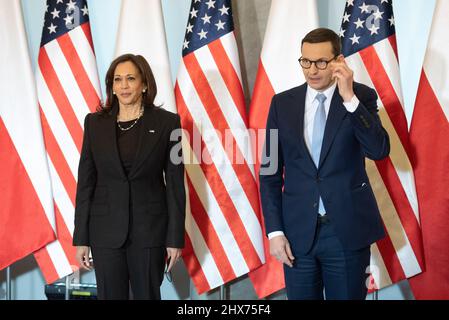 Warschau, Warschau, Polen. 10. März 2022. Der polnische Premierminister MATEUSZ MORAWIECKI (R) begrüßt am 10. März 2022 in Warschau, Polen, die US-Vizepräsidentin KAMALA HARRIS (L). Während des Treffens erörterten der polnische Premierminister Mateusz Morawiecki und US-Vizepräsident Kamala Harris die weitere Koordinierung der Reaktion der internationalen Gemeinschaft auf die militärische Aggression Russlands gegenüber der Ukraine, insbesondere die Stärkung umfassender Hilfe für die Ukraine. Weitere Schritte, um Russland von der Finanzierung des Krieges zu trennen, einschließlich der Verhängung von Sanktionen für den Energiesektor und der Stärkung des Ostens der NATO Stockfoto
