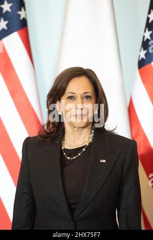 Warschau, Warschau, Polen. 10. März 2022. Die US-Vizepräsidentin KAMALA HARRIS kommt vor einem Treffen mit dem polnischen Premierminister Mateusz Morawiecki (nicht abgebildet) am 10. März 2022 in Warschau, Polen, in Warschau an. Während des Treffens erörterten der polnische Premierminister Mateusz Morawiecki und US-Vizepräsident Kamala Harris die weitere Koordinierung der Reaktion der internationalen Gemeinschaft auf die militärische Aggression Russlands gegenüber der Ukraine, insbesondere die Stärkung umfassender Hilfe für die Ukraine. Weitere Schritte, um Russland von der Finanzierung des Krieges zu trennen, einschließlich der Verhängung von Sanktionen coveri Stockfoto
