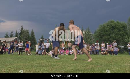 Odinsk, Russland - 29 2019. Juni: Burjat National Sport Wrestling. Holiday Sur Harban. Surkharban Naadam Sagaalgan Shagaa Buddhistisches Neujahrsfest, Naadym, Kosch-Agach. Burjat Kampf, Kampf, Kampf Kampf. Stockfoto