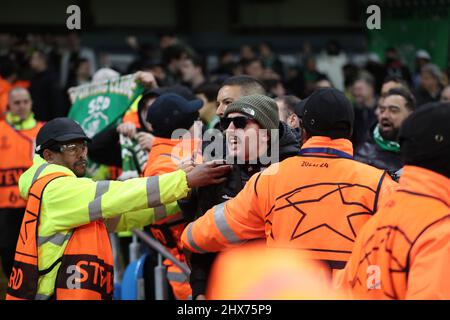 Manchester, Großbritannien. 09/03/2022, Sporting Lisbon Fans schreit bei den Heimfans während des Manchester City vs Sporting Lisbon Fußballspiels, UEFA Champions League, Runde 16, Leg 2 von 2, Etihad Stadium, Manchester, Großbritannien. 9.. März 2022. Kredit: Michael Zemanek/Alamy Live Nachrichten Stockfoto