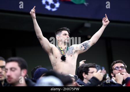 Manchester, Großbritannien. 09/03/2022, Sporting Lissabon Fan Gesten während des Manchester City vs Sporting Lissabon Fußballspiel, UEFA Champions League, Runde der 16, Leg 2 von 2, Etihad Stadium, Manchester, Großbritannien. 9.. März 2022. Kredit: Michael Zemanek/Alamy Live Nachrichten Stockfoto