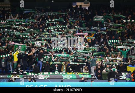 Manchester, Großbritannien. 09/03/2022, Sporting Lisbon Fans halten Schals hoch während der Manchester City vs Sporting Lisbon Fußballspiel, UEFA Champions League, Runde 16, Leg 2 von 2, Etihad Stadium, Manchester, Großbritannien. 9.. März 2022. Kredit: Michael Zemanek/Alamy Live Nachrichten Stockfoto