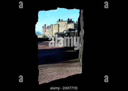 Culzean Castle in Schottland durch eine alte Fensteröffnung betrachtet Stockfoto