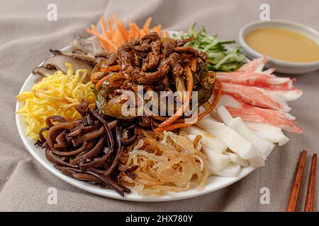 Meeresfrüchte und Gemüse mit Senfsauce Stockfoto